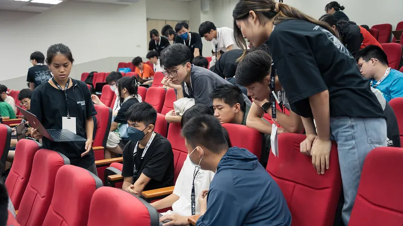 SITCON Camp 學員與隊輔在教室中討論課程任務