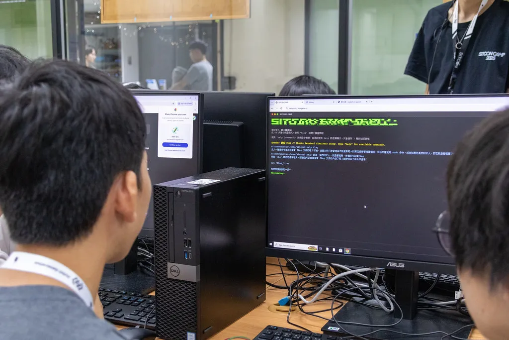 學員操作著電腦