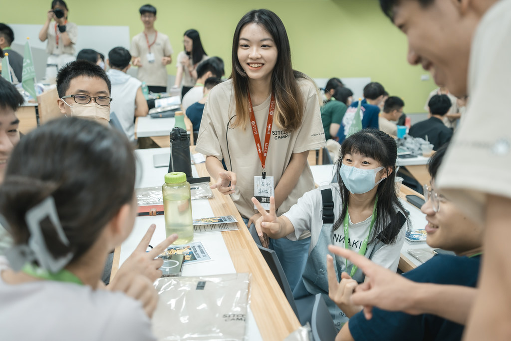 學員在破冰活動中互動交流